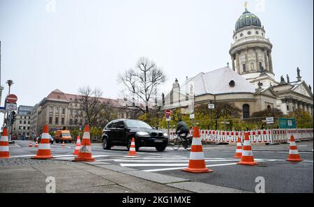 Berlino, Germania. 21st Nov 2022. Un giro in auto e in bicicletta attraverso la nuova pista ciclabile di Charlottenstrasse tra Unter den Linden e Leipziger Strasse. Sul tratto di strada vicino a Gendarmenmarkt, indicazioni, cartelli e pittogrammi indicano che in futuro il traffico di autoveicoli sarà consentito solo ai residenti. Credit: Bernd von Jutrczenka/dpa/Alamy Live News Foto Stock