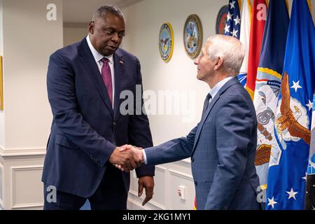 Il Segretario della Difesa Lloyd J. Austin III tiene una chiamata d'ufficio con il Direttore del National Institute of Allergy and Infectious Diseases (NIAID) e Chief Medical Advisor del Presidente Dr. Anthony Fauci al Pentagono, Washington, D.C., 24 ottobre 2022. Foto Stock