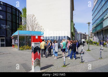 I turisti al Checkpoint Charlie di Berlino, un ex confine di Berlino che attraversa il Muro di Berlino tra il 1961 e il 1990. Foto Stock