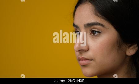Primo piano ritratto in studio sfondo giallo indiano etnia donna ragazza donna donna femminile soffre di mal di denti infiammazione nelle gengive danno dentale infezione Foto Stock
