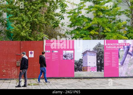 I turisti visitano la mostra all'aperto a Checkpoint Charlie. L'ex valico di frontiera di Friedrichstraße è un'attrazione per i visitatori provenienti dalla Germania Foto Stock