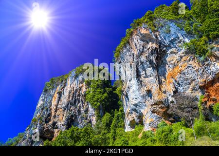 Roccia con cielo blu, Tonsai Bay, Railay Beach, Ao Nang, Krabi, Thailandia Foto Stock