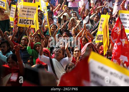 All-India Central Council of Trade Unions (AICCTU) nell’ambito di una campagna a livello nazionale per garantire giustizia e dignità ai lavoratori del sistema indiano, AHA (attivista accreditato della salute sociale), Mid-day Meal, Anganwadi e altri lavoratori, E di esigere i loro diritti costituzionali nella capitale per chiedere salari e strutture migliori durante una manifestazione a Nuova Delhi il 21 novembre 2022. Foto di Anshuman Akash/ABACAPRESS.COM Foto Stock