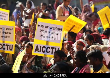 All-India Central Council of Trade Unions (AICCTU) nell’ambito di una campagna a livello nazionale per garantire giustizia e dignità ai lavoratori del sistema indiano, AHA (attivista accreditato della salute sociale), Mid-day Meal, Anganwadi e altri lavoratori, E di esigere i loro diritti costituzionali nella capitale per chiedere salari e strutture migliori durante una manifestazione a Nuova Delhi il 21 novembre 2022. Foto di Anshuman Akash/ABACAPRESS.COM Foto Stock