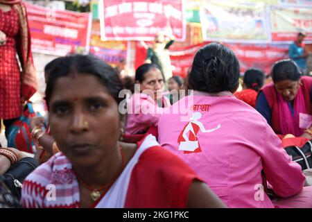 All-India Central Council of Trade Unions (AICCTU) nell’ambito di una campagna a livello nazionale per garantire giustizia e dignità ai lavoratori del sistema indiano, AHA (attivista accreditato della salute sociale), Mid-day Meal, Anganwadi e altri lavoratori, E di esigere i loro diritti costituzionali nella capitale per chiedere salari e strutture migliori durante una manifestazione a Nuova Delhi il 21 novembre 2022. Foto di Anshuman Akash/ABACAPRESS.COM Foto Stock