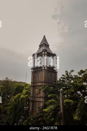 Samut prakan, Thailandia - 18 novembre 2022 : la firma della provincia di Samut Prakan è la torre dell'orologio Pak-Nam. Spazio per il testo, messa a fuoco selettiva. Foto Stock