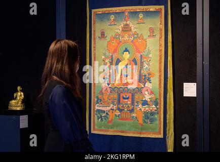 21 novembre 2022, Hong Kong, Hong Kong SAR, Cina: Hong Kong, Cina: 21 Nov, 2022. Bonhams Chinese Ceramics and Works of Art Sales. Una grande thangka di Buddha Shakyamuni. (Credit Image: © Jayne Russell/ZUMA Press Wire) Foto Stock