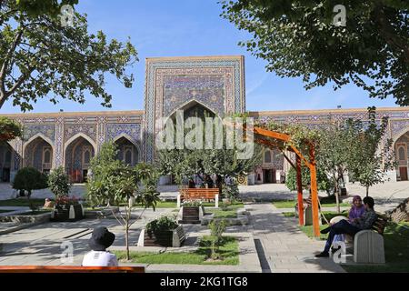 Tilla Kari (Gold Covered) Madrasa, Registan, Samarcanda, Provincia di Samarcanda, Uzbekistan, Asia centrale Foto Stock