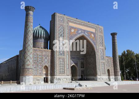 Sher Dor (Tiger) Madrasa, Registan, Samarcanda, Provincia di Samarcanda, Uzbekistan, Asia centrale Foto Stock