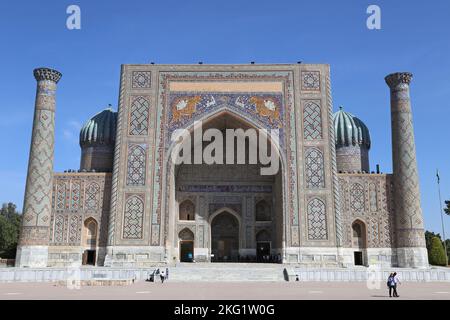 Sher Dor (Tiger) Madrasa, Registan, Samarcanda, Provincia di Samarcanda, Uzbekistan, Asia centrale Foto Stock