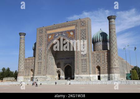 Sher Dor (Tiger) Madrasa, Registan, Samarcanda, Provincia di Samarcanda, Uzbekistan, Asia centrale Foto Stock