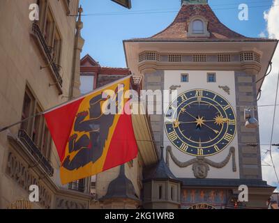 BERNA SVIZZERA, 7 LUGLIO 2022: Edifici storici nel centro di Berna una città vecchia e ben conservata in Europa. Passeggiata attraverso il centro della città, facciate di edifici residenziali Foto Stock