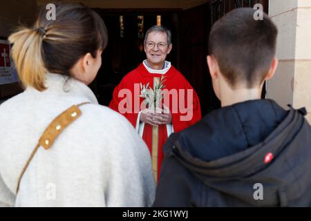 Chiesa di Notre Dame des Graces. Sacerdote che parla con due parrocchiani. Svizzera. Foto Stock