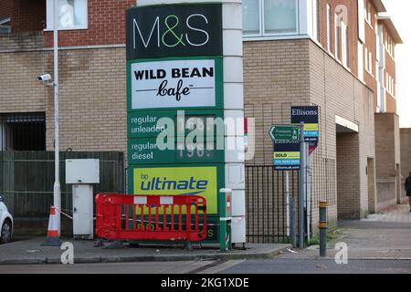 I prezzi del gasolio e della benzina sono visualizzati sul piazzale delle stazioni di rifornimento di Londra nel fine settimana. Foto Stock