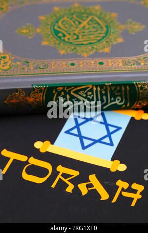Simboli religiosi : Musulmano del Sacro Corano, e la Torah Ebraica. Concetto di dialogo interreligioso o interreligioso. Foto Stock