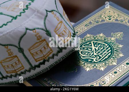 Simboli islamici. Musulmano, il Santo Corano e Kufi Cap. Spagna. Foto Stock