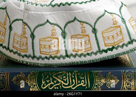 Simboli islamici. Musulmano, il Santo Corano e Kufi Cap. Spagna. Foto Stock