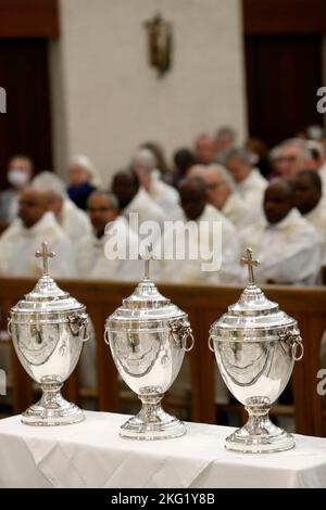 Chiesa di Saint Julien en Genevois. Giovedì Santo. La Messa del Crisma. Oli santi usati nei sacramenti. Il Crisma sacro, l'olio dei malati e l'olio di Cate Foto Stock