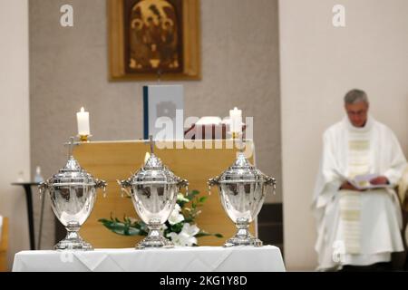 Chiesa di Saint Julien en Genevois. Giovedì Santo. La Messa del Crisma. Oli santi usati nei sacramenti. Il Crisma sacro, l'olio dei malati e l'olio di Cate Foto Stock