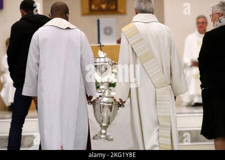 Chiesa di Saint Julien en Genevois. Giovedì Santo. Chrism Mass. Francia. Foto Stock