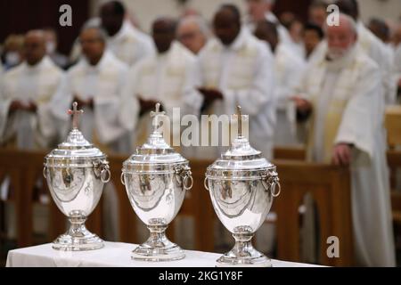 Chiesa di Saint Julien en Genevois. Giovedì Santo. La Messa del Crisma. Oli santi usati nei sacramenti. Il Crisma sacro, l'olio dei malati e l'olio di Cate Foto Stock