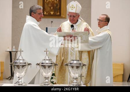 Chiesa di Saint Julien en Genevois. Giovedì Santo. La Messa del Crisma Benedizione degli oli santi usati nei sacramenti. Francia. Foto Stock