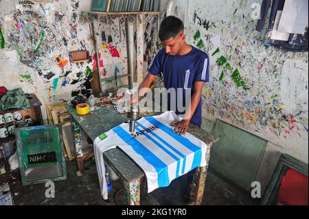 20 novembre 2022 a Sylhet, Bangladesh: Un fornitore di stampe del Bangladesh produce una maglia da calcio nel suo negozio di lavoro a Zindabazar di Sylhet, Bangladesh durante la stagione della Coppa del mondo FIFA 2022. Il 20 novembre 2022 a Sylhet, Bangladesh (Foto di MD Rafayat Haque Khan/ Eyepix Group) Foto Stock