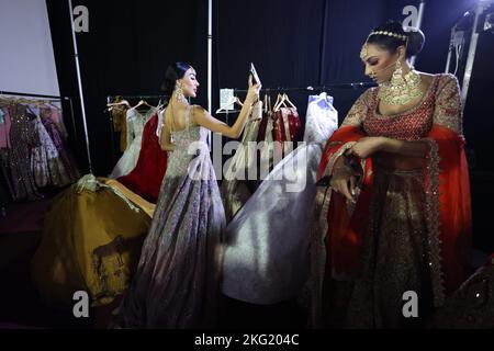 Il National Asian Wedding Show 2022, l'evento che si è tenuto ad Hammersmith, West London per gli ultimi 18 anni, è il più grande spettacolo di nozze asiatiche d'Europa. Foto Stock