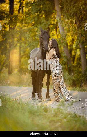 giovane donna con mare frisiano Foto Stock