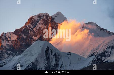 Vista serale al tramonto del Monte Everest Lhotse e Lhotse Shar dalla valle di Makalu Barun, montagne del Nepal Himalaya Foto Stock