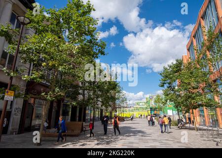 Nuova passerella pedonale da Carrington Street fino a Lister Gate sul lato sud del centro di Nottingham, Nottinghamshire Inghilterra Regno Unito Foto Stock