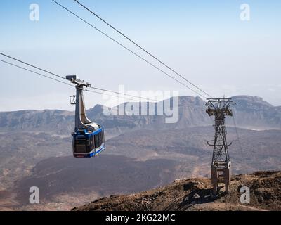 Tenerife, Spagna, novembre 3rd 2022: Funivia in alto che scende nel Parco Nazionale del Teide, Tenerife, Isole Canarie Foto Stock