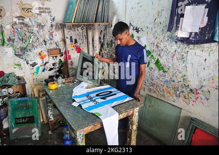 20 novembre 2022 a Sylhet, Bangladesh: Un fornitore di stampe del Bangladesh produce una maglia da calcio nel suo negozio di lavoro a Zindabazar di Sylhet, Bangladesh durante la stagione della Coppa del mondo FIFA 2022. Il 20 novembre 2022 a Sylhet, Bangladesh (Credit Image: © MD Rafayat Haque Khan/eyepix via ZUMA Press Wire) Foto Stock