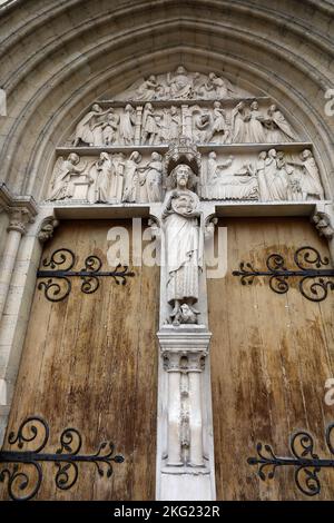 Porta d'ingresso della chiesa cattolica di San Giovanni Battista de Belleville, Parigi Foto Stock