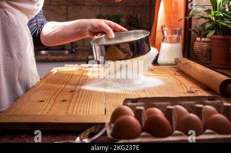 Un primo piano di donna che fa pane fatto in casa in una cucina Foto Stock