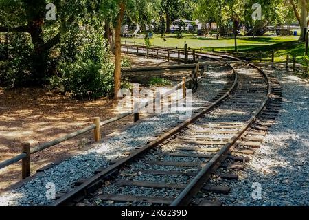Una vista ad angolo alto dei binari ferroviari presso la stazione ferroviaria di Old Poway Foto Stock