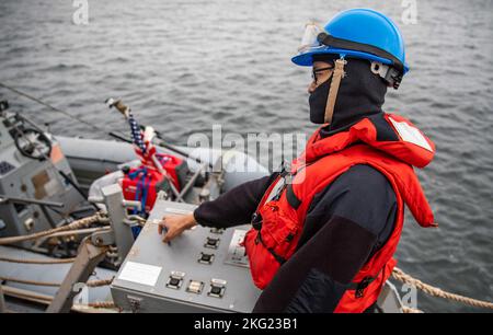 MAR BALTICO (ott 24, 2022) Boatswain’s Mate 3rd Class Marlon Kalaw gestisce una gru durante le operazioni a bordo del cacciatorpediniere missilistico guidato Arleigh Burke USS Roosevelt (DDG 80), 24 ottobre 2022. Roosevelt si trova in una distribuzione programmata nell'area operativa delle forze Navali USA in Europa, impiegata dalla U.S. Sesta flotta per difendere gli interessi degli Stati Uniti, alleati e partner. Foto Stock