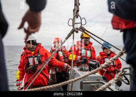 MAR BALTICO (ott 24, 2022) i marinai si preparano ad essere abbassati in una barca gonfiabile a scafo rigido (RHIB) durante le operazioni a bordo del cacciatorpediniere missilistico guidato di classe Arleigh Burke USS Roosevelt (DDG 80), 24 ottobre 2022. Roosevelt si trova in una distribuzione programmata nell'area operativa delle forze Navali USA in Europa, impiegata dalla U.S. Sesta flotta per difendere gli interessi degli Stati Uniti, alleati e partner. Foto Stock