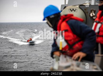 MAR BALTICO (ott 24, 2022) Una barca gonfiabile a scafo rigido (RHIB), fissata al cacciatorpediniere missilistico guidato di classe Arleigh Burke USS Roosevelt (DDG 80), viene a fianco della nave durante le operazioni in barca, 24 ottobre 2022. Roosevelt si trova in una distribuzione programmata nell'area operativa delle forze Navali USA in Europa, impiegata dalla U.S. Sesta flotta per difendere gli interessi degli Stati Uniti, alleati e partner. Foto Stock