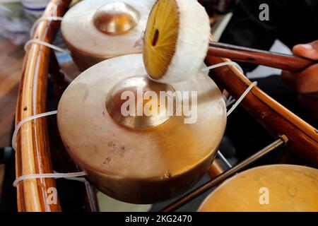 Musica Khmer tradizionale. Strumenti gamelan in una pagoda cambogiana. Phnom Penh. Cambogia. Foto Stock