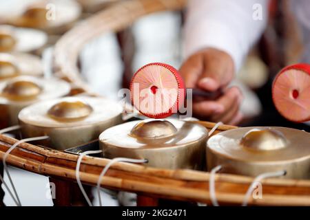 Musica Khmer tradizionale. Strumenti gamelan in una pagoda cambogiana. Phnom Penh. Cambogia. Foto Stock