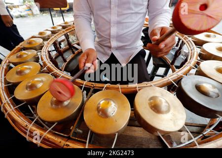 Musica Khmer tradizionale. Strumenti gamelan in una pagoda cambogiana. Phnom Penh. Cambogia. Foto Stock