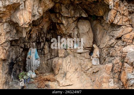 Statue della Vergine Maria in una grotta nella Valle Santa di Qaisha (Kadisha) nel Nortern Libano Foto Stock