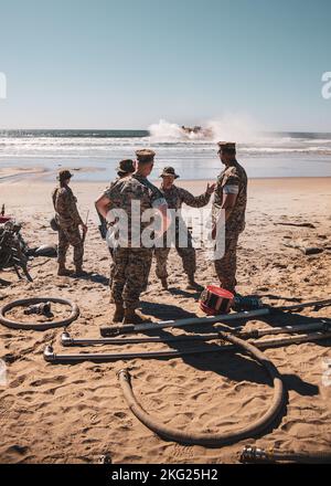 Phillip Frietze, comandante generale, 1st Marine Logistics Group, i Marine Expeditionary Force, osserva le operazioni di atterraggio Craft Air Cushion (LCAC) durante un 7th Engineer Support Battalion Field Exercise su Camp Pendleton, California, 24 ottobre 2022. Il FEX ha rafforzato le capacità di spiegamento e la preparazione delle unità dei Marines attraverso operazioni distribuite e formazione specifica di specializzazioni militari sul lavoro. Foto Stock