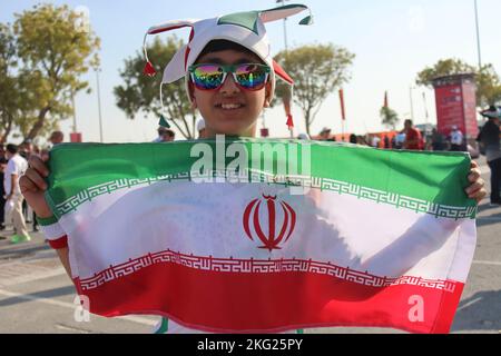 Doha, Qatar. 21st Nov 2022. Khalifa International Stadium, Inghilterra contro Iran, Iran Fan nello stadio. Credit: Fabideciria/Alamy Live News Foto Stock