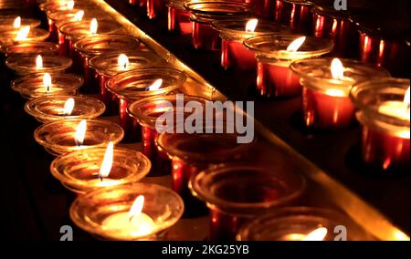 Molte candele della chiesa che bruciano. Profondità di campo bassa. Concetto religioso Foto Stock