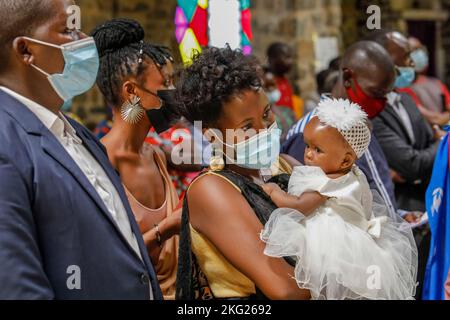 Messa domenicale con i battesimi nella chiesa commemorativa del genocidio di Karongi, Kibuye, Ruanda occidentale Foto Stock