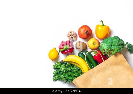 Borsa ecologica carta negozio con verdure crude biologiche verdi isolato su sfondo bianco piatto Lay, vista dall'alto Zero rifiuti, plastica senza concetto sano Foto Stock