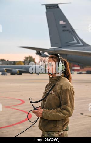 Tecnico. SGT. Jessica Chatfield, capo dell'equipaggio della KC-135 Stratotanker del 127th Air Refueling Group, Selfridge Air National Guard base, Michigan, prepara l'aereo per una missione mattutina il 25 ottobre 2022. Il KC-135 è gestito dal gruppo di rifornimento aria 127th, pilotato dallo Squadrone di rifornimento aria 171st e mantenuto dallo Squadrone di manutenzione 191st. I capi equipaggio svolgono un ruolo fondamentale nel mantenere operativo il KC-135s. Foto Stock