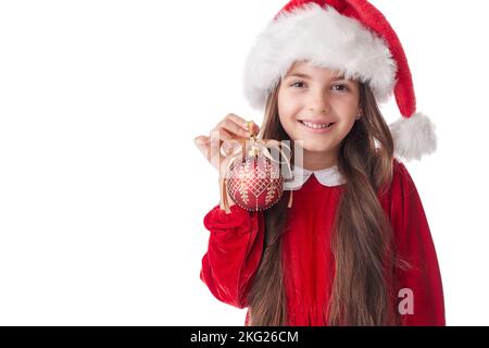 Donna sorridente con l'albero di Natale palla brillante, ragazza in posa in abito rosso di Babbo Natale su sfondo bianco Foto Stock